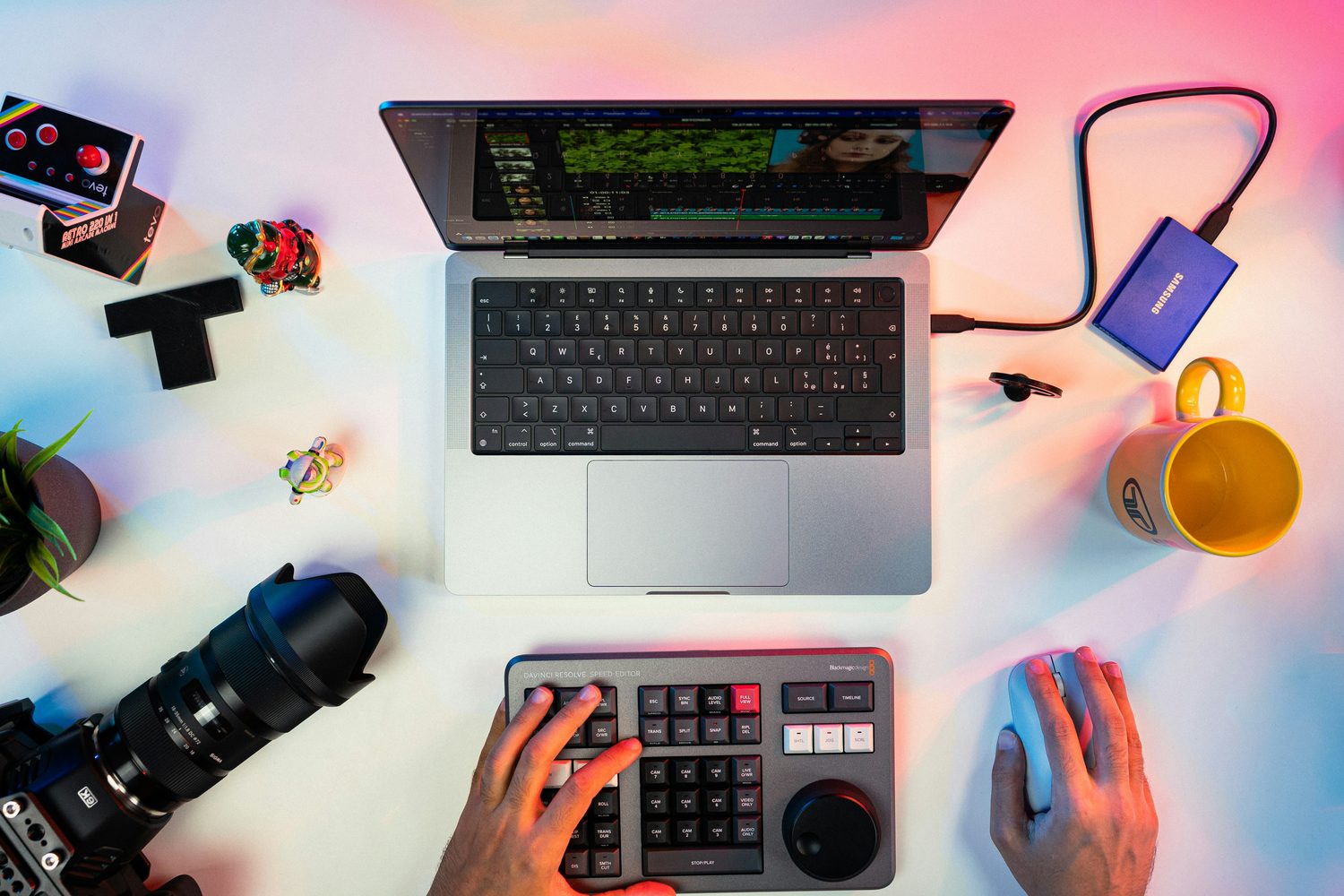 Creator beim Videoschnitt am Schreibtisch